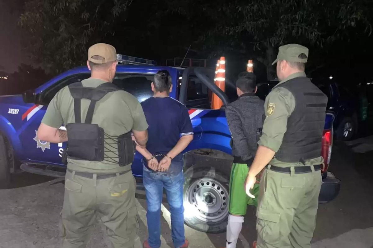 Arquero de fútbol detenido en pleno partido.