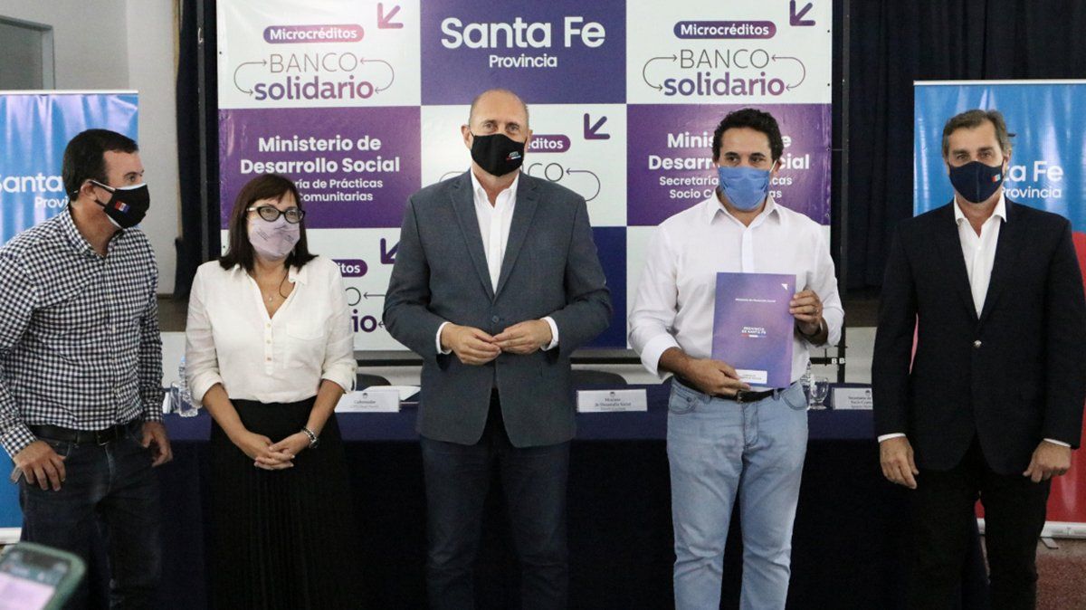 Perotti relanzó en Santa Fe el Banco Solidario para financiar microcréditos de la economía popular.