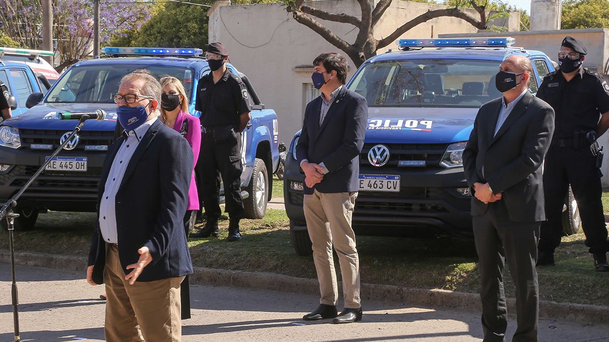 El Ministro de Seguridad, Jorge Lagna dijo que “seguimos impulsando políticas de bienestar en la policía. Esta asistencia económica que el gobernador, Omar Perotti, dispuso para los policías con hijos e hijas escolarizados, beneficia a 11.315 agentes.