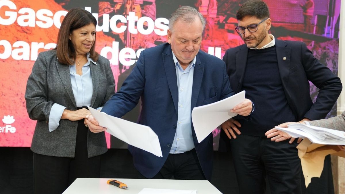 Apertura de sobres de la licitación para la compra de cañerías destinadas a la construcción de cinco gasoductos troncales.&nbsp;