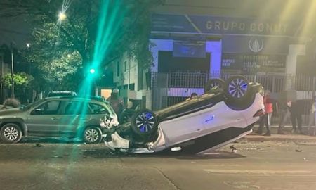 El Nissan Kicks volcó tras impactar contra un auto estacionado durante la madrugada. El Nissan Kicks volcó tras impactar contra un auto estacionado durante la madrugada.