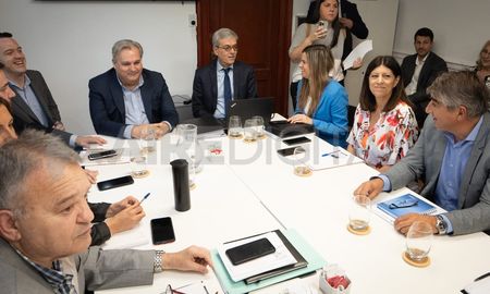 Numerosa presencia de diputados en la sala de acuerdos durante la reunión con el ministro Walter Agosto sobre el presupuesto 2023. Numerosa presencia de diputados en la sala de acuerdos durante la reunión con el ministro Walter Agosto sobre el presupuesto 2023.