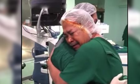 Tras la operación, el hombre fue grabado y al abrir sus ojos, no dudó en agradecer al médico que le devolvió el sentido, por lo que entre lágrimas lo abrazó y le dio gracias por sus manos “hechas por dios”. Tras la operación, el hombre fue grabado y al abrir sus ojos, no dudó en agradecer al médico que le devolvió el sentido, por lo que entre lágrimas lo abrazó y le dio gracias por sus manos “hechas por dios”.