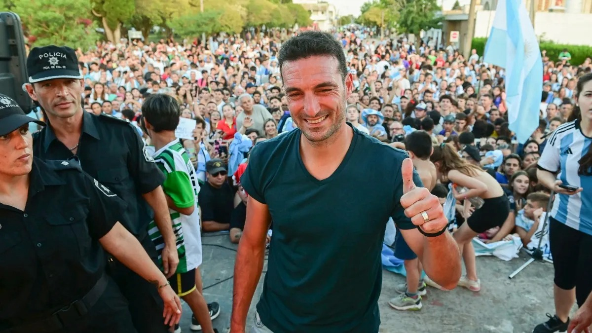 El técnico de la Selección Argentina recibió un nuevo homenaje mientras descansa en Pujato.