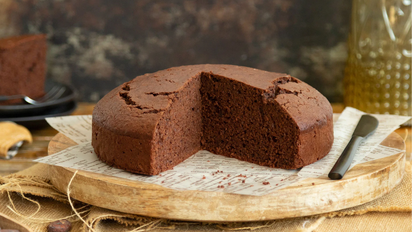 Cómo hacer bizcochuelo de cacao y banana saludable: la receta casera, rica y económica