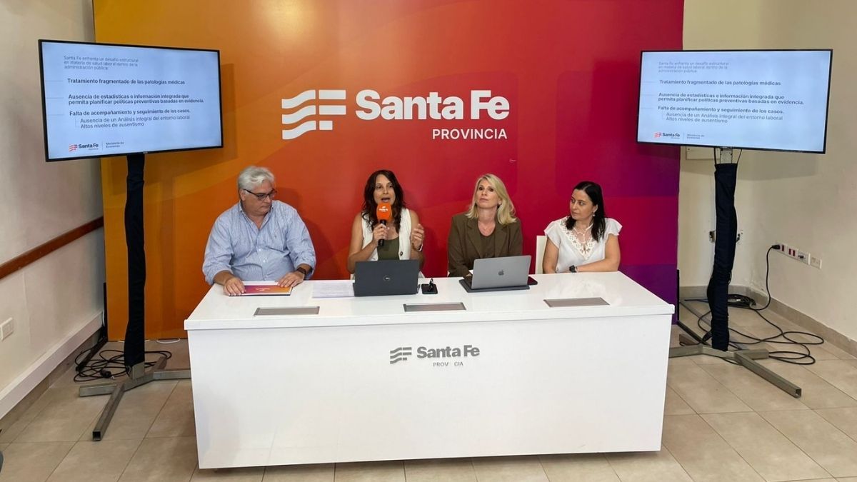 La secretaria de Función Pública y Recursos Humanos, Malena Azario; Karen Nebel, del área técnica de la Secretaría de Vinculación Territorial; y Laura Primucci, directora del área de Autoseguro de Riesgo de Trabajo. La secretaria de Función Pública y Recursos Humanos, Malena Azario; Karen Nebel, del área técnica de la Secretaría de Vinculación Territorial; y Laura Primucci, directora del área de Autoseguro de Riesgo de Trabajo.