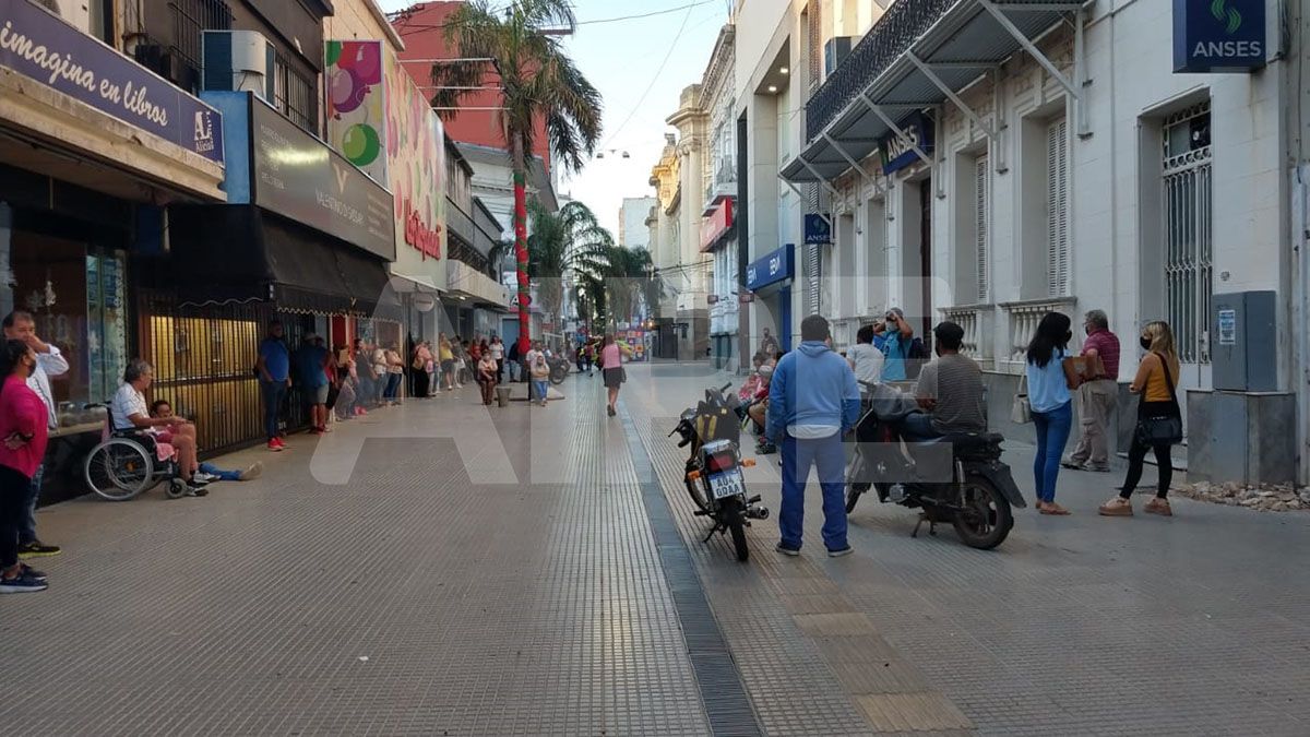 Las largas filas en la puerta de Anses es una imagen que se repite.