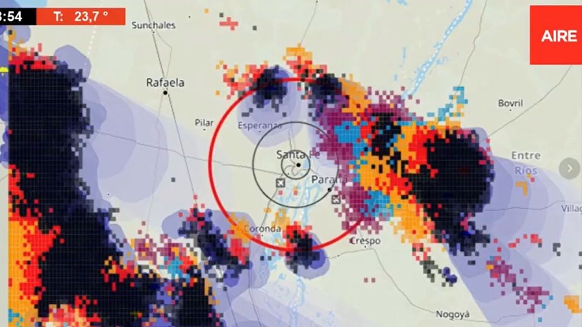 Esta imagen, de las 9, muestra como la tormenta avanzaba hacia la ciudad de Santa Fe.