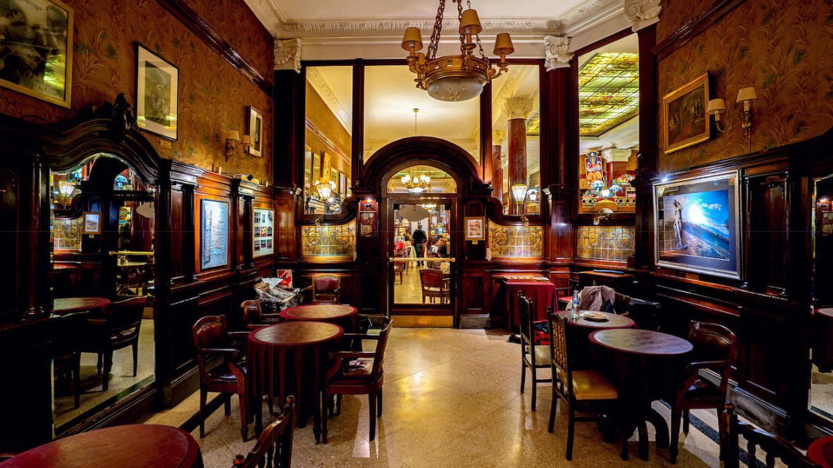 El Cafe Tortoni es uno de los cafés característicos de Buenos Aires. El Cafe Tortoni es uno de los cafés característicos de Buenos Aires.