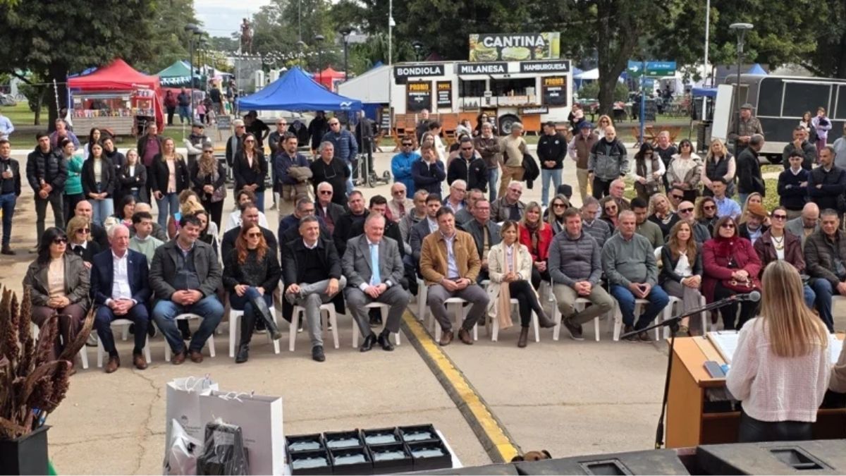 Durante la ceremonia se concretó la entrega de reconocimientos a productores y representantes del sector productivo y agroindustrial. Durante la ceremonia se concretó la entrega de reconocimientos a productores y representantes del sector productivo y agroindustrial.
