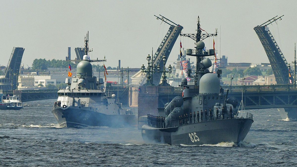 Desfile naval en San Petersburgo, Rusia.