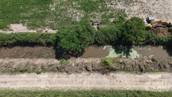 Se busca recuperar la capacidad hidráulica de los canales y optimizar el drenaje durante episodios de lluvias abundantes.
