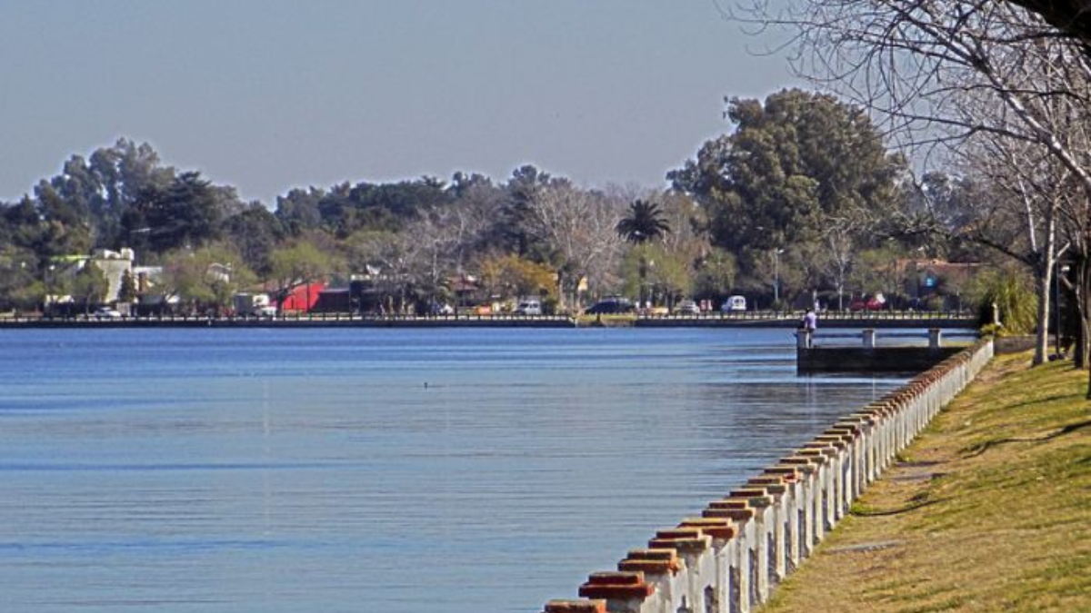 San Miguel del Monte es un pequeño pueblo ubicado dentro de Buenos Aires y encanta a los visitantes con sus hermosos paisajes rurales y su gran historia.