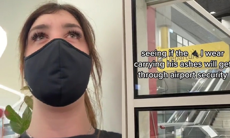 Detienen en el aeropuerto a una joven que llevaba las cenizas de su novio dentro de un juguete sexual Detienen en el aeropuerto a una joven que llevaba las cenizas de su novio dentro de un juguete sexual
