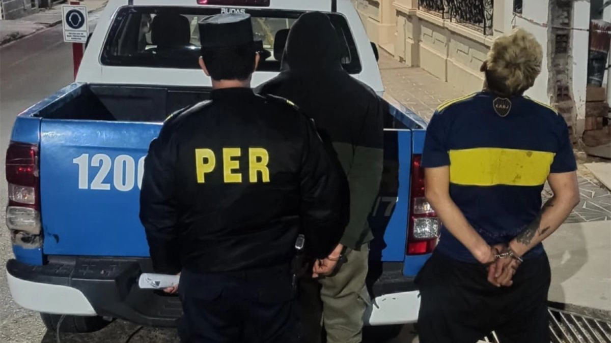 El grupo amenazó a la mujer de 30 años con un cuchillo y una botella de vidrio. El grupo amenazó a la mujer de 30 años con un cuchillo y una botella de vidrio.