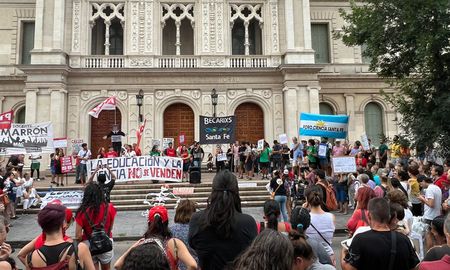 A pesar de los esfuerzos por mantener la universidad en funcionamiento, la situación es extremadamente difícil. A pesar de los esfuerzos por mantener la universidad en funcionamiento, la situación es extremadamente difícil.