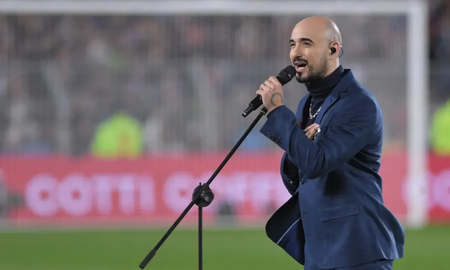 Abel Pintos hizo emocionar a la Selección Argentina con su emotiva versión del himno. Abel Pintos hizo emocionar a la Selección Argentina con su emotiva versión del himno.