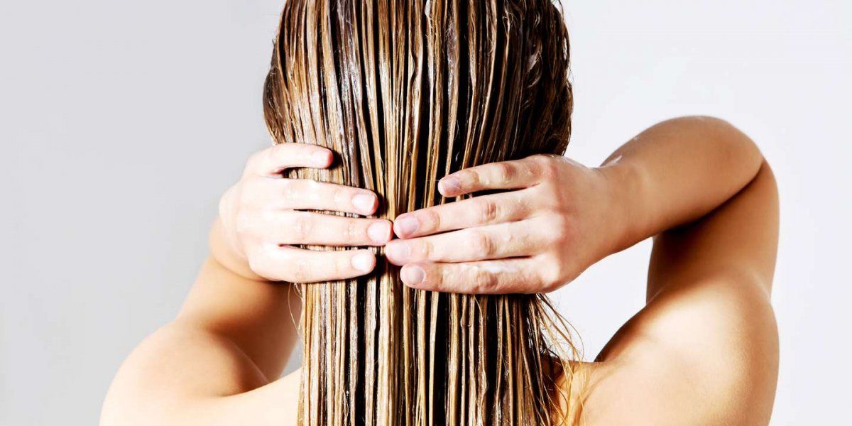 El estrés y la falta de vitaminas también impactan negativamente en la calidad del pelo.