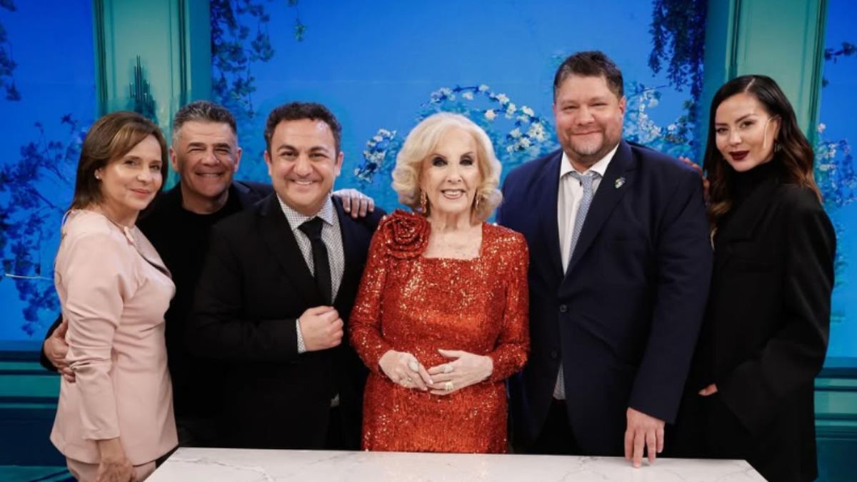 Gabriela Toscano, Julián Weich, Diego Topa, Nicolás Wiñazki y Karina Jelinek cenaron junto a Mirtha Legrand el sábado 28 de junio. Gabriela Toscano, Julián Weich, Diego Topa, Nicolás Wiñazki y Karina Jelinek cenaron junto a Mirtha Legrand el sábado 28 de junio. 