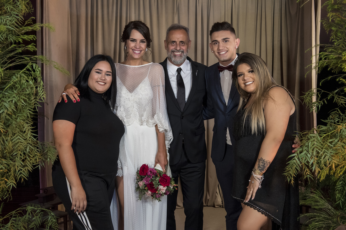Romina Pereiro y Jorge Rial acompañados por sus seres queridos en el día de su boda.