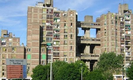 Efectivos de la comisaría 3ra. de Dock Sud comenzaron a investigar el crimen a través de testimonios de los vecinos y así establecieron que el ataque había sido cometido por al menos dos jóvenes que efectuaron seis disparos contra la Torre 5. Efectivos de la comisaría 3ra. de Dock Sud comenzaron a investigar el crimen a través de testimonios de los vecinos y así establecieron que el ataque había sido cometido por al menos dos jóvenes que efectuaron seis disparos contra la Torre 5.