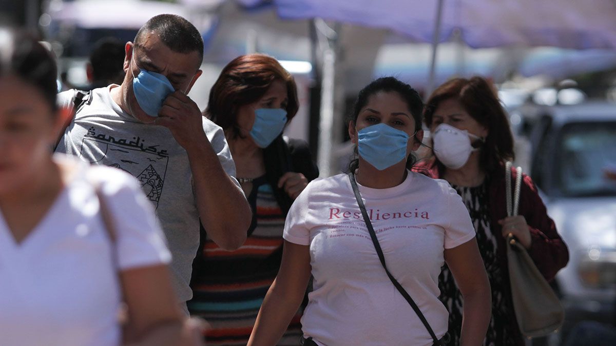 Ciudadanos mexicanos caminan con barbijos para protegerse del coronavirus.