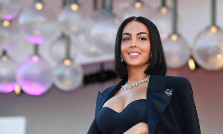 Georgina Rodríguez nació en Buenos Aires en 1994 y construyó una imperial carrera como modelo. En 2016 conoció a CR7 en la tienda de ropa donde trabajaba. Georgina Rodríguez nació en Buenos Aires en 1994 y construyó una imperial carrera como modelo. En 2016 conoció a CR7 en la tienda de ropa donde trabajaba.