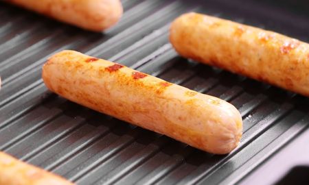 Con unos pocos ingredientes básicos, puedes preparar salchichas deliciosas en casa en poco tiempo. Con unos pocos ingredientes básicos, puedes preparar salchichas deliciosas en casa en poco tiempo.