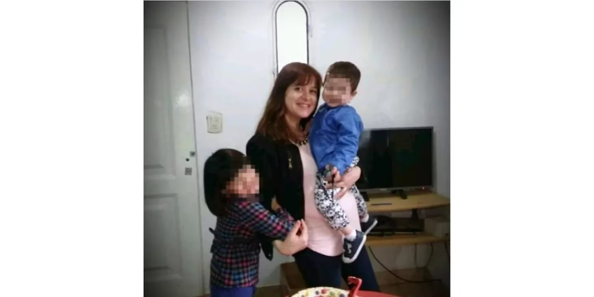 Silvana celebrando un cumpleaños junto a sus nietos en un ambiente sencillo.