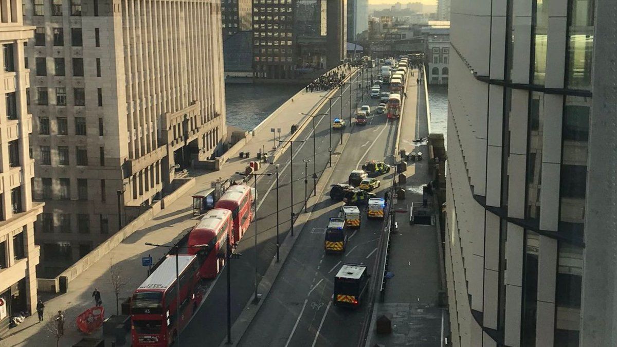La policía británica investiga como terrorismo un incidente en el puente de Londres