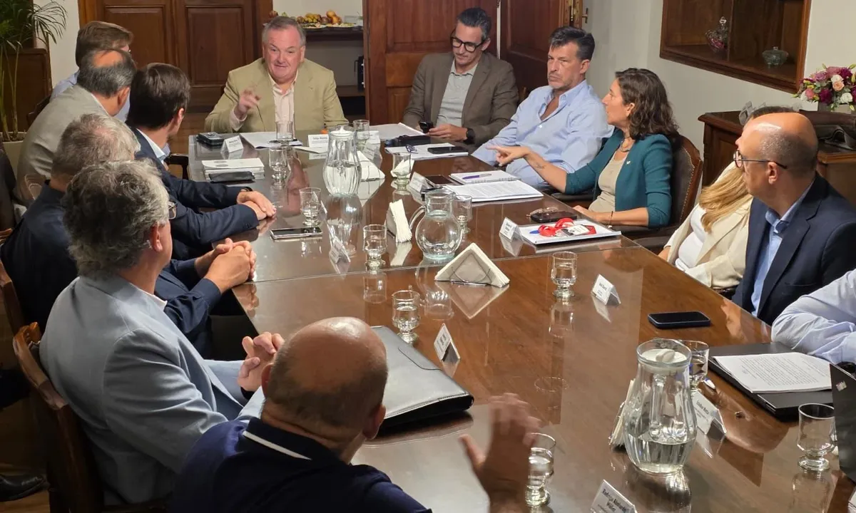 La idea de Unidos para Cambiar Santa Fe era que se trate durante el período de sesiones extraordinarias, pero la falta de acuerdos dentro del oficialismo y el dilema económico a nivel nacional complejizaron las discusiones. La idea de Unidos para Cambiar Santa Fe era que se trate durante el período de sesiones extraordinarias, pero la falta de acuerdos dentro del oficialismo y el dilema económico a nivel nacional complejizaron las discusiones.