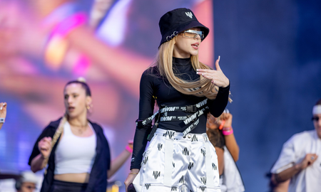 Nicki Nicole se presentó en el segundo día del Lollapalooza, donde tuvo de invitado a No Te Va Gustar para cantar juntos contra de la violencia de género. Nicki Nicole se presentó en el segundo día del Lollapalooza, donde tuvo de invitado a No Te Va Gustar para cantar juntos contra de la violencia de género.