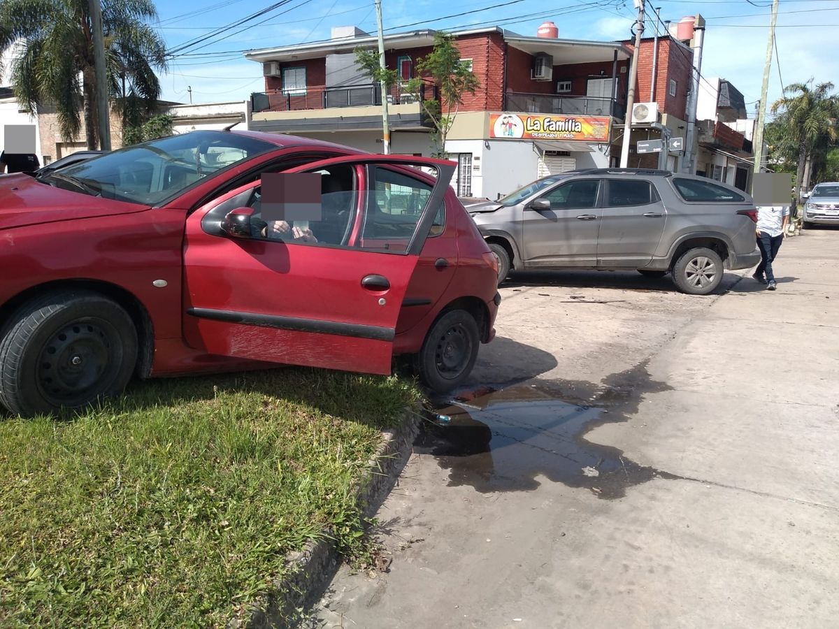 Uno de los vehículos involucrados quedó arriba de la vereda. Uno de los vehículos involucrados quedó arriba de la vereda.