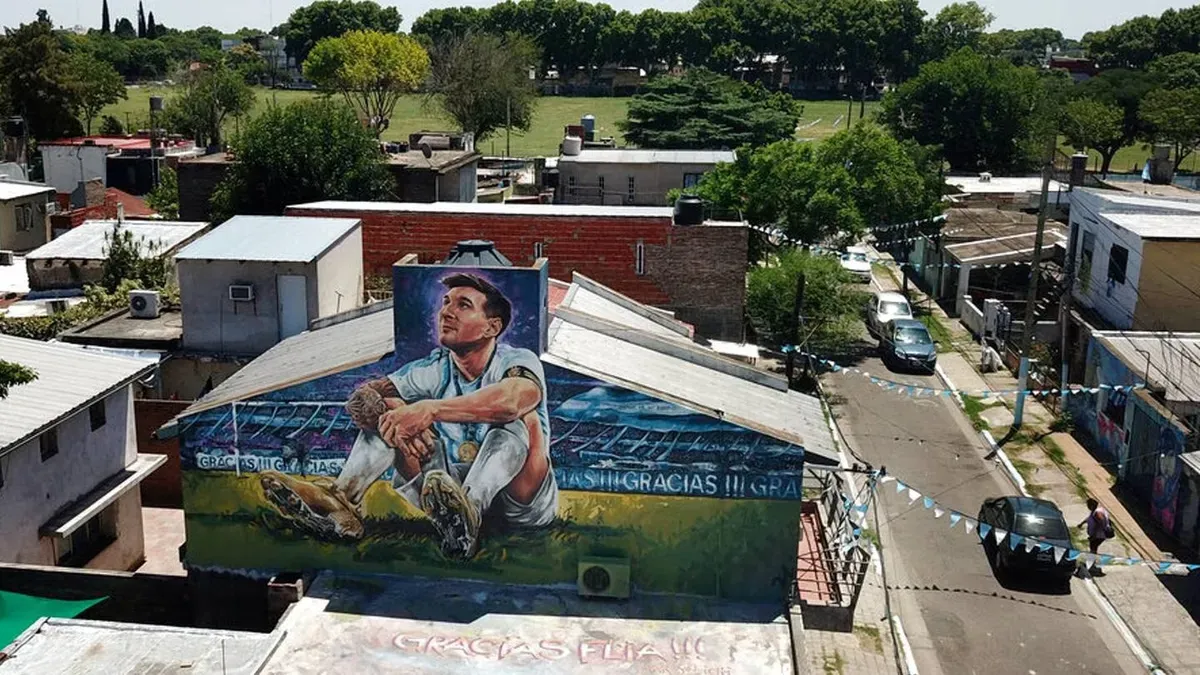 El mural de Lionel Messi mirando al cielo con la camiseta y la cinta de capitán de la Selección Argentina.