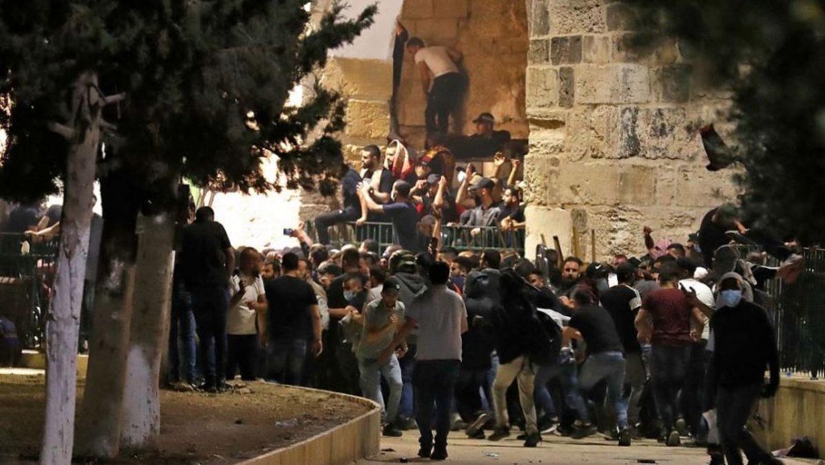 Palestinos enfrentados con las fuerzas de seguridad israelíes el 10 de mayo en la mezquita Al-aqsa.