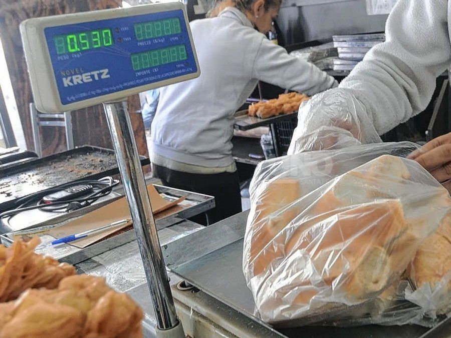 El Gobierno acordaría un subsidio para la harina y el kilo de pan se vendería entre $220 y $270
