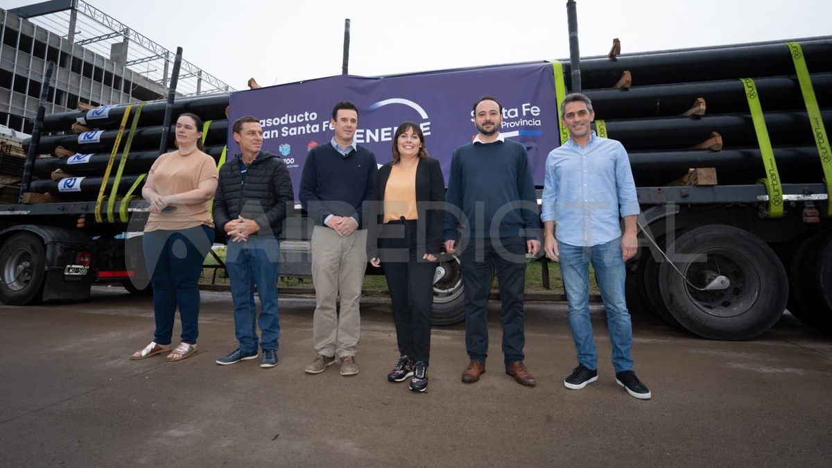 El concejal Juan José Saleme (der.) duranta llegada de los primeros caños del Gasoducto Gran Santa Fe.