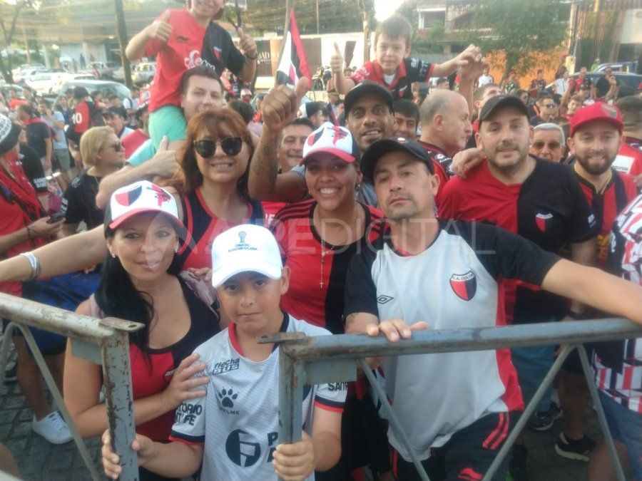 Banderazo sabalero frente al Hotel Sheraton Asunci&oacute;n donde se aloja el plantel de Col&oacute;n