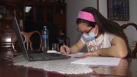 Un equipo multidisciplinar de neurólogos empezará a tratar a Verena. Hasta el momento los médicos descartaron tics, alergias, aunque creen que lo que la joven sufre es una orden errónea que el cerebro envía a su cuerpo.