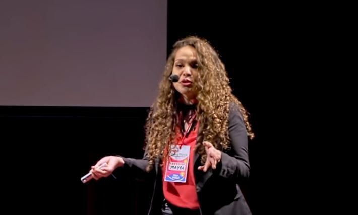 Mayra Arena nos cuenta “qué tienen los pobres en la cabeza”