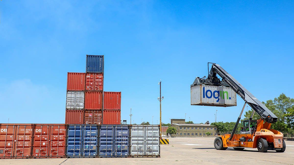 La embarcación traslada la producción de tres empresas santafesinas que exportan a Vietnam y China.