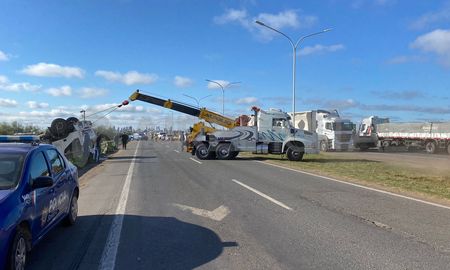 Volcó un camionero el miércoles y esta mañana removerán el vehículo Volcó un camionero el miércoles y esta mañana removerán el vehículo