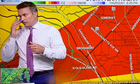Un meteorólogo llamó en vivo a sus hijos al darse cuenta que un tornado pasaría por su casa Un meteorólogo llamó en vivo a sus hijos al darse cuenta que un tornado pasaría por su casa