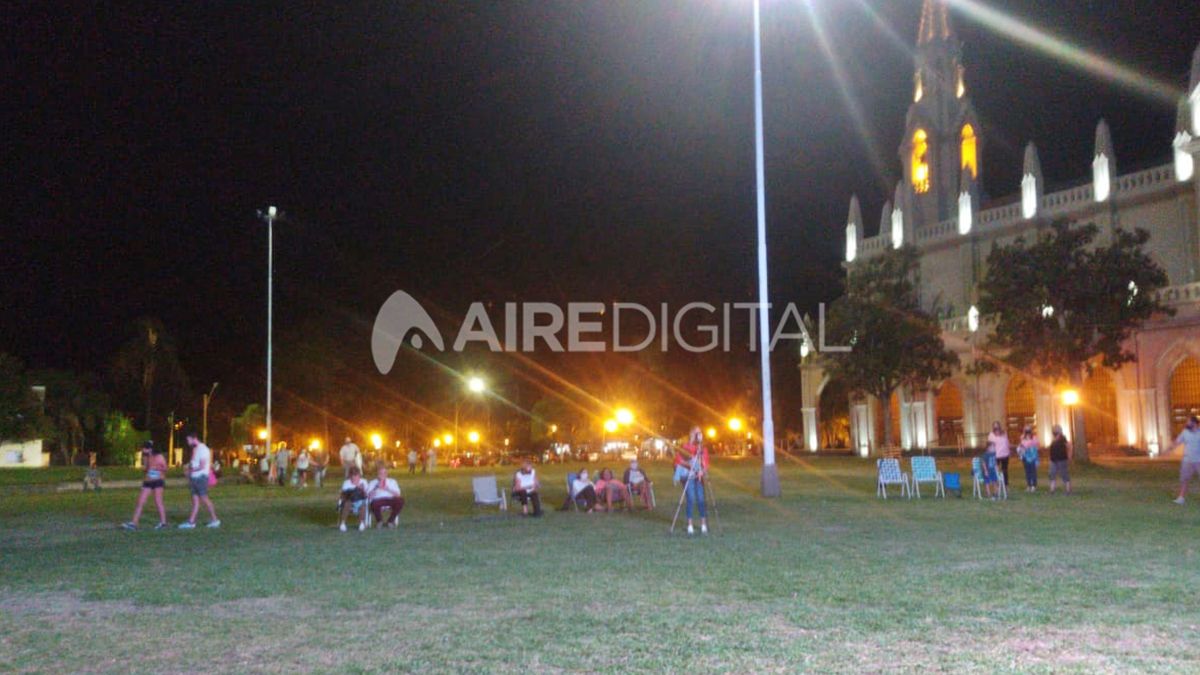 La proyección de las cintas comenzó minutos después de las 20.30 en la plaza Trucco.
