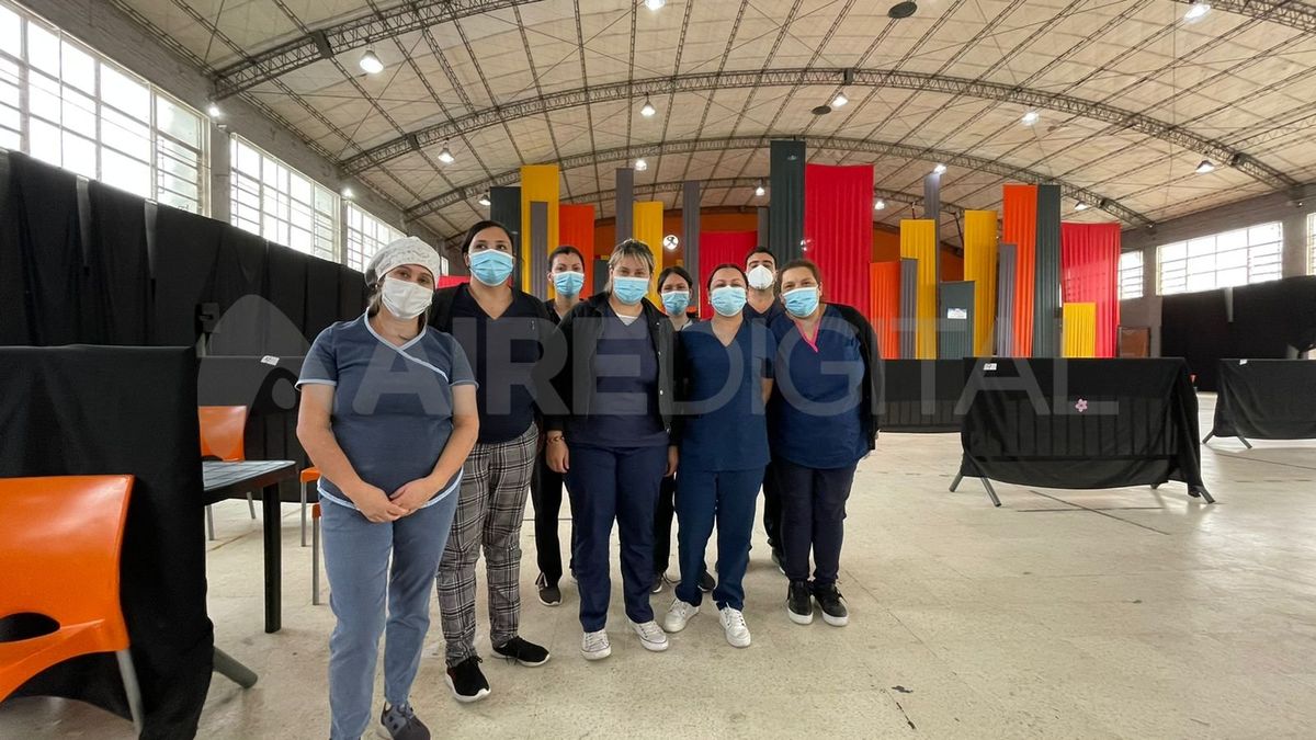 Parte del equipo de salud del vacunatorio de La Esquina Encendida, que cierra este jueves.