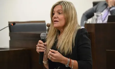 Peligroso preso intentó apuñalar a la fiscal Claudia Ríos en pleno juicio y la abogada lo redujo con gas pimienta. Peligroso preso intentó apuñalar a la fiscal Claudia Ríos en pleno juicio y la abogada lo redujo con gas pimienta.