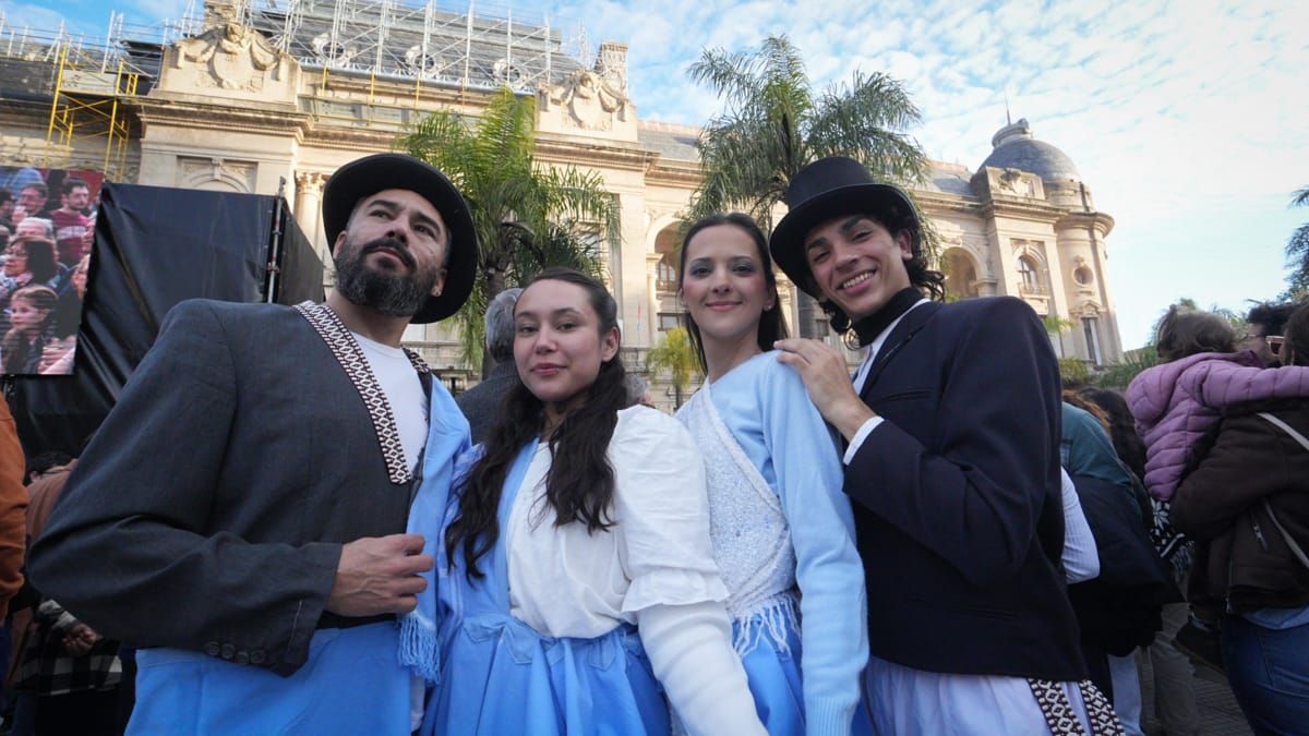 El acto oficial por el 216° aniversario de la Revolución de Mayo se realizó en la Plaza 25 de Mayo, en una jornada a puro fervor patrio.