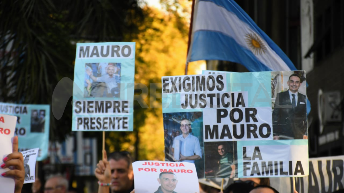 Una importante cantidad de personas se concentraron en la esquina de 27 de Febrero y Corrientes donde funciona la estación de servicios en la que trabajaba el joven asesinado.