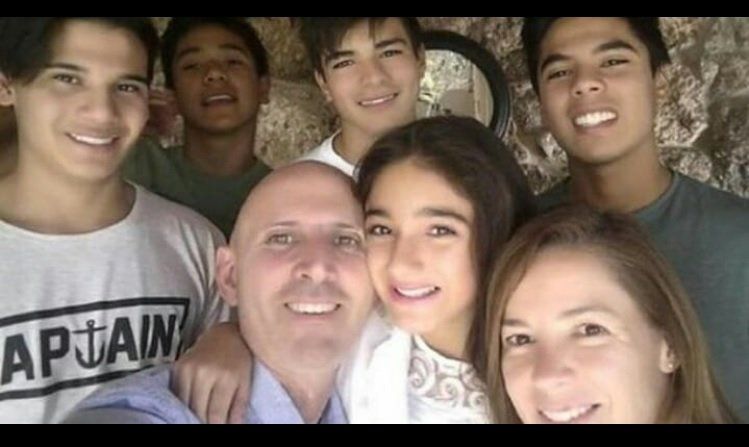 ¡La familia de corazón más grande! 5 hermanos que vivían separados fueron adoptados por la misma pareja y se volvieron a reencontrar