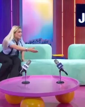 A pesar del golpe, la artista se tomó el accidente con humor y recibió el consuelo de ala conductora. A pesar del golpe, la artista se tomó el accidente con humor y recibió el consuelo de ala conductora.